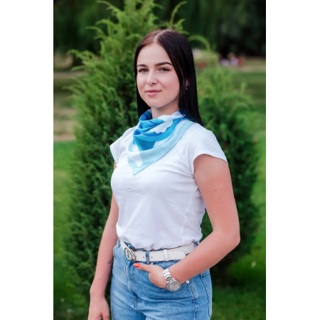 Жіноча хустка нашійна з атласу красива стильна літня блакитного кольору з візерунками.