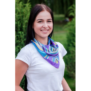 Жіноча атласна хустка стильна літня модна нашийна фіолетова з блакитними візерунками. Photo 2